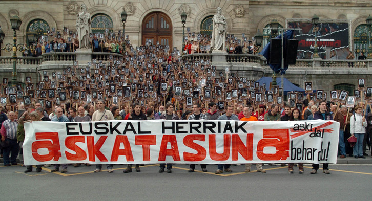 Manifestación celebrada en 2008 en Bilbo en protesta por el juicio contra el movimiento pro amnistía. (Jon HERNAEZ / ARGAZKI PRESS)