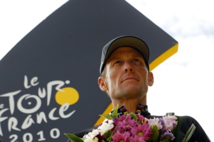 Lance Armstrong, en el podio del Tour de 2010, el último en el que participó. (Joel SAGET/AFP)