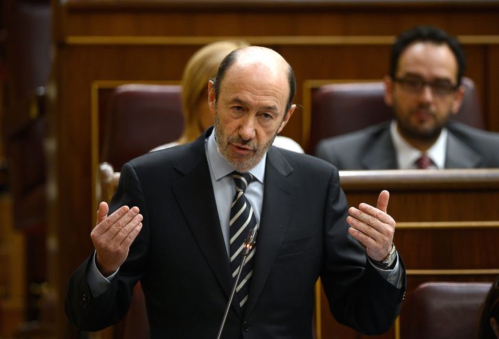 El secretario general del PSOE, Alfredo Pérez Rubalcaba, en una comparecencia en el Congreso. (Dani POZO/AFP PHOTO)