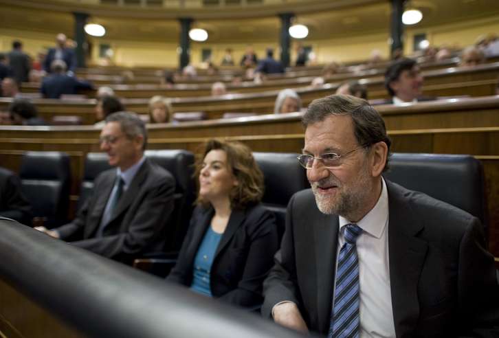 En primer plano, Mariano Rajoy, durante una comparecencia anterior en el Congreso. (Dani POZO/AFP PHOTO)