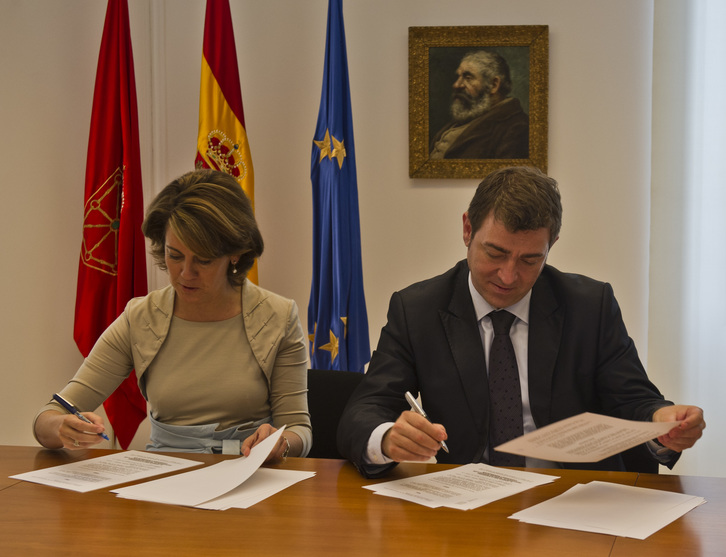 Barcina y Jiménez, en el momento de la firma del pacto de gobierno. (Lander FDEZ. ARROYABE/ARGAZKI PRESS)