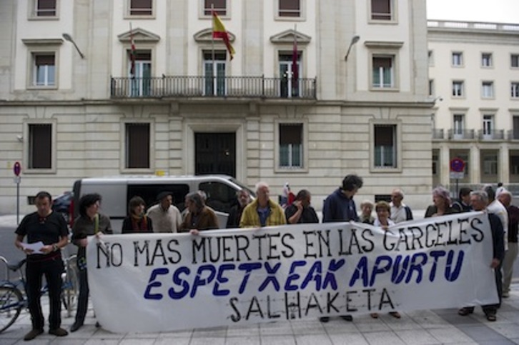 Concentración de Salhaketa frente a la sede de la Subdelegación del Gobierno español en Gasteiz. (Juanan RUIZ/ARGAZKI PRESS)