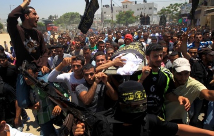 Funeral por uno de los milicianos muertos ayer. (Mahmud HAMS/AFP)