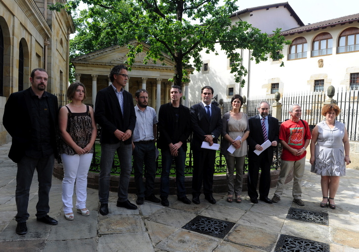 Los diputados y senadores de Amaiur, en la Casa de Juntas de Gernika. (Monika DEL VALLE/ARGAZKI PRESS)