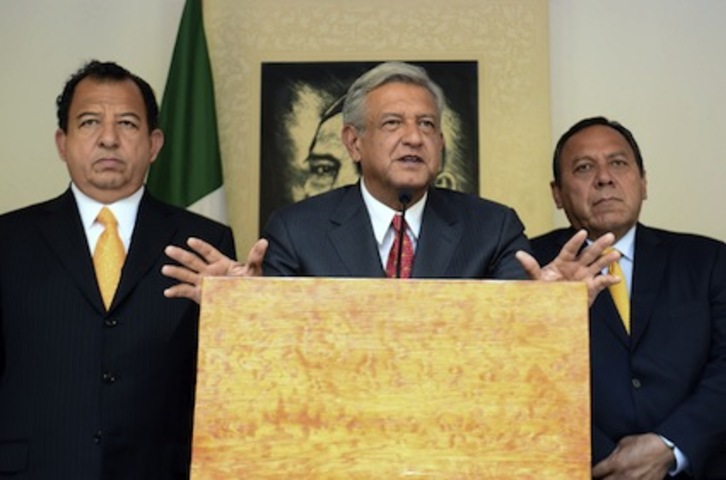 El líder izquierdista mexicano, Andrés Manuel López Obrador, en el momento de anunciar que pedirá el recuento de todos los votos. (Alfredo ESTRELLA/AFP)