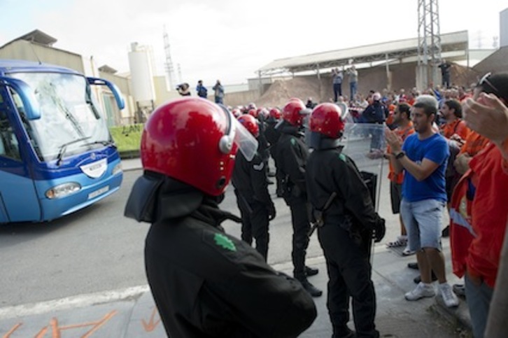 En la imagen, los trabajadores de Laminaciones Arregui protestan contra los que asistían a la asamblea en autobuses con la mirada de la Ertzaintza. (Raul BOGAJO/ARGAZKI PRESS)