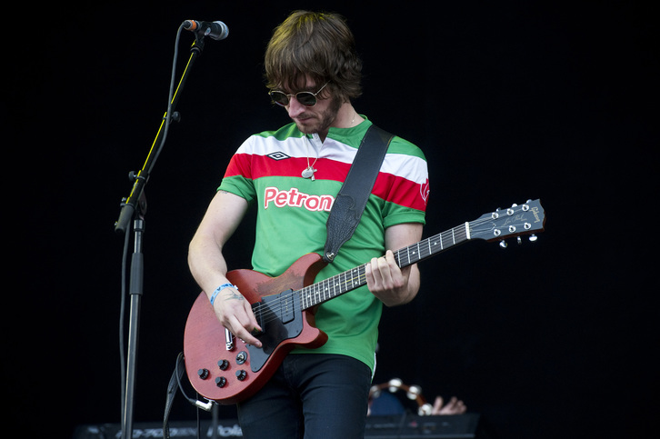 El guitarrista de The View con una camiseta del Athletic. (Luis JAUREGIALTZO / ARGAZKI PRESS)