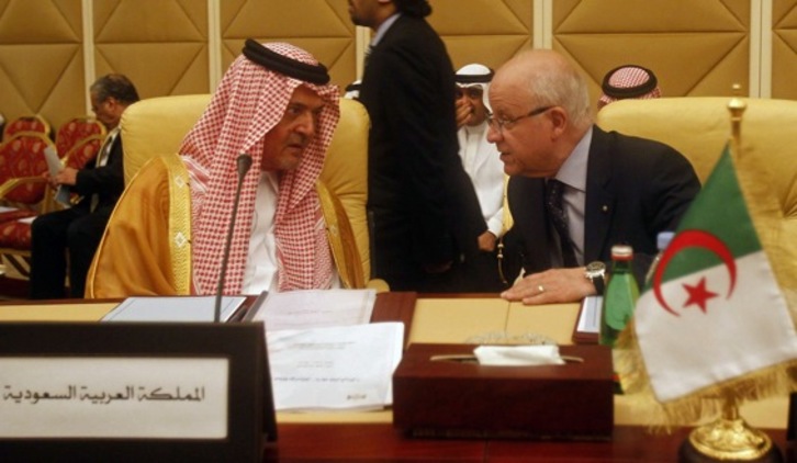 El ministro de Exteriores de Arabia Saudí, Saud al-Faisal, y su homólogo argelino, Mourad Medelci, durante la reunión de la Liga Árabe en Doha. (AFP)