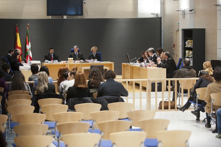 Primera sesión del juicio por el fraude de la Hacienda de Irun, con José María Bravo sentado de espaldas. (Gari GARAIALDE/ARGAZKI PRESS)