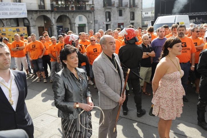 Imagen de la recepción de autoridades en el Ayuntamiento de Azpeitia con la presencia de los trabajadores de Corrugados. (ARGAZKI PRESS)