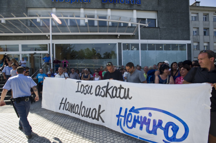 Concentración de Herrira frente a las puertas del Hospital Donostia. (Gorka RUBIO/ARGAZKI PRESS)