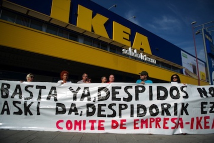 Concentración celebrada esta mañana por trabajadores de Ikea en Barakaldo. (Marisol RAMIREZ/ARGAZKI PRESS)