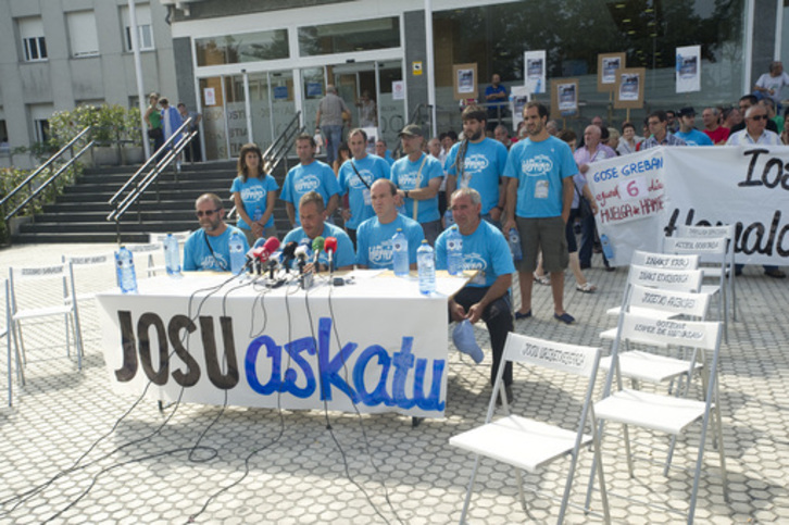 Diez personas están en huelga de hambre permanente a las puertas del Hospital Donostia. (Gorka RUBIO/ARGAZKI PRESS)