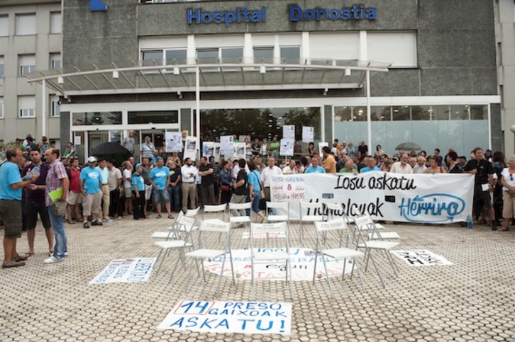 Concentración por Uribetxeberria a las puertas del Hospital Donostia. (Juan Carlos RUIZ/ARGAZKI PRESS)