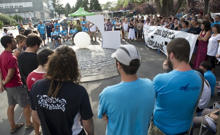 Astelehenean bertso munduko hainbat pertsonek parte hartu zuten ospitaleko protestan. Jagoba MANTEROLA / ARGAZKI PRESS 