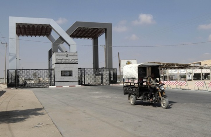 La frontera de Rafah, entre Gaza y Egipto, es la única puerta al mundo para los palestinos de la Franja, pese a que los egipcios la cierran muy a menudo, como en la foto. (Said KHATIB/AFP PHOTO)