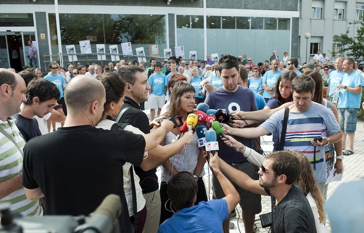 Nagore Garcia, una de las personas que se ha sumado hoy a la huegla de hambre, toma la palabra ante los medios. Juan Carlos RUIZ / ARGAZKI PRESS
