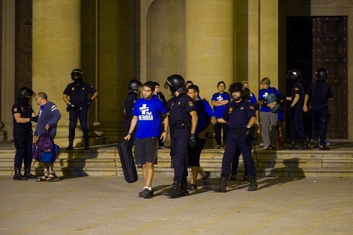 La Policía española ha detenido a los nueve que exigían la libertad de los catorce presos políticos con enfermedades graves. (Iñigo URIZ/ARGAZKI PRESS) 