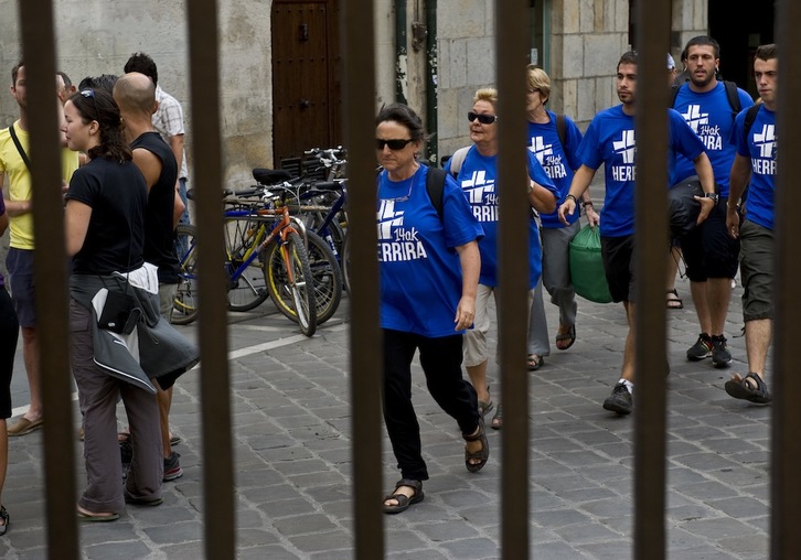 Nueve ciudadanos entran en la catedral de Iruñea, el jueves por la tarde. Iñigo URIZ / ARGAZKI PRESS