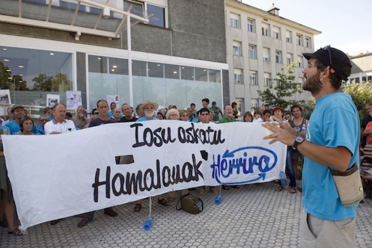 Concentración diaria a las puertas del Hospital Donostia para pedir la libertad de Iosu Uribetxebarria. (Idoia ZABALETA/ARGAZKI PRESS) 