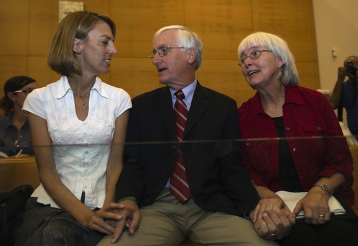 Los padres y la hermana de Rachel Corrie, durante la vista en la que han conocido la sentencia. (Jack GUEZ/AFP PHOTO)