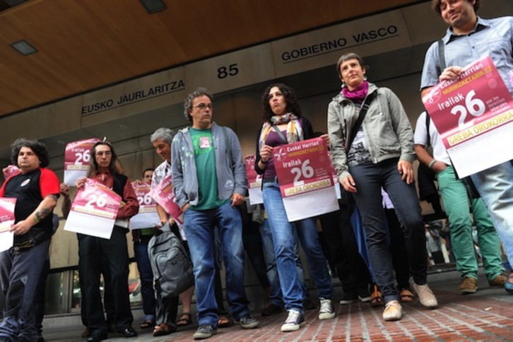 Representantes de algunos de los agentes sindicales y sociales convocantes de la huelga, ante la sede del Ejecutivo de Lakua en Bilbo. (Luis JAUREGIALTZO/ARGAZKI PRESS)
