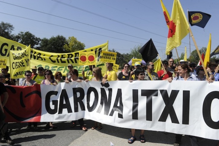 Una marcha festiva reclamó este domingo el cierre de Garoña. (Luis JAUREGIALTZO/ARGAZKI PRESS)