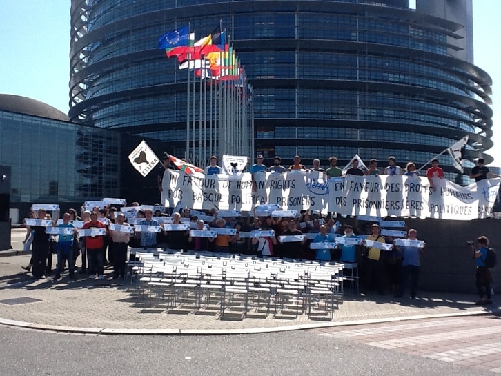 Protesta de Herrira el viernes pasado en el Parlamento Europeo. (HERRIRA)