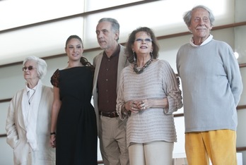 Fernando Trueba junto a Jean Rocheford y Claudia Cardinale. (Gorka RUBIO/ARGAZKI PRESS) 