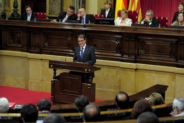 Artur Mas interviene en el Parlament. (Josep LAGO/AFP PHOTO)