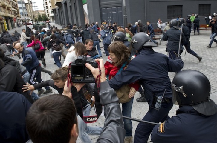 Cargas de la Policía española en el centro de Iruñea. (Jagoba MANTEROLA/ARGAZKI PRESS)