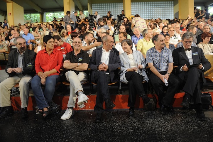 Imagen de los participantes en el acto de EH Bildu en el Atano III. de Donostia. (Jon URBE/ARGAZKI PRESS) 