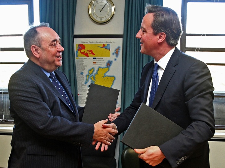 David Cameron y Alex Salmond, tras rubricar el acuerdo en octubre de 2012. (Gordon TERRIS/POOL/AFP)