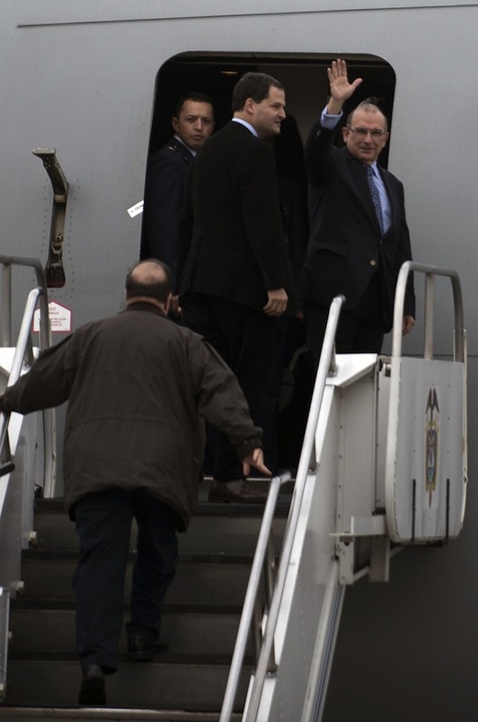 El equipo negociador del Gobierno colombiano se dispone a entrar al avión con destino a Oslo. (Eitan ABRAMOVICH/AFP)