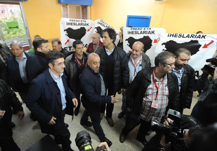 Patxi López acudió a votar mientras un grupo de personas reclamaba la repatriación de los presos. (ARGAZKI PRESS)