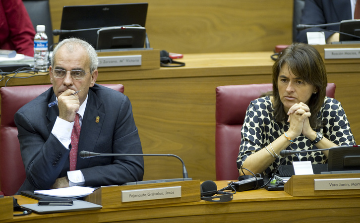 Pejenaute en el Parlamento de Iruñea junto a Marta Vera. (Jagoba MANTEROLA / ARGAZKI PRESS)