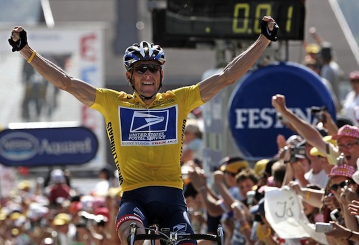 El ciclista estadounidense Lance Armstrong celebra uno de los siete Tours que ha ganado a lo largo de su carrera. (Patrick KOVARIK/AFP)