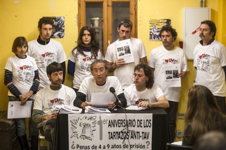Comparecencia del colectivo Mugitu junto a representantes de movimientos sociales y sindicales. (Lander FDEZ. ARROIABE/ARGAZKI PRESS)