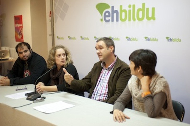 Representantes de EH Bildu en la rueda de prensa que han ofrecido esta mañana. (Juan Carlos RUIZ/ARGAZKI PRESS)