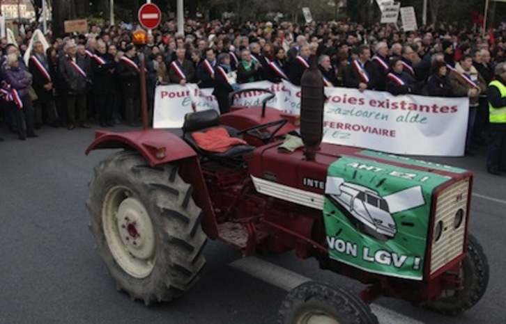 Hautetsiak, herritarrak eta traktoreak, Baionako manifestazioan. (Gaizka IROZ)