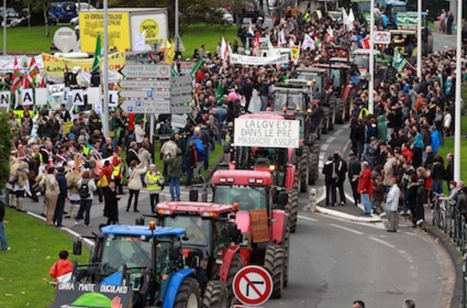Hainbat traktorek ireki dute Baionako manifestazioa. (Gaizka IROZ)