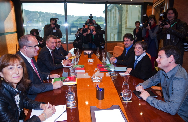 Las delegaciones del PNV y de EH Bildu, al inicio de la reunión. (Luis JAUREGIALTZO/ARGAZKI PRESS)