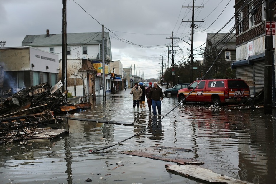 New Yorkeko auzo bateko biztanleak Sandyk eragin dituen kalteei erreparatzen. (Spencer PLATT/AFP)