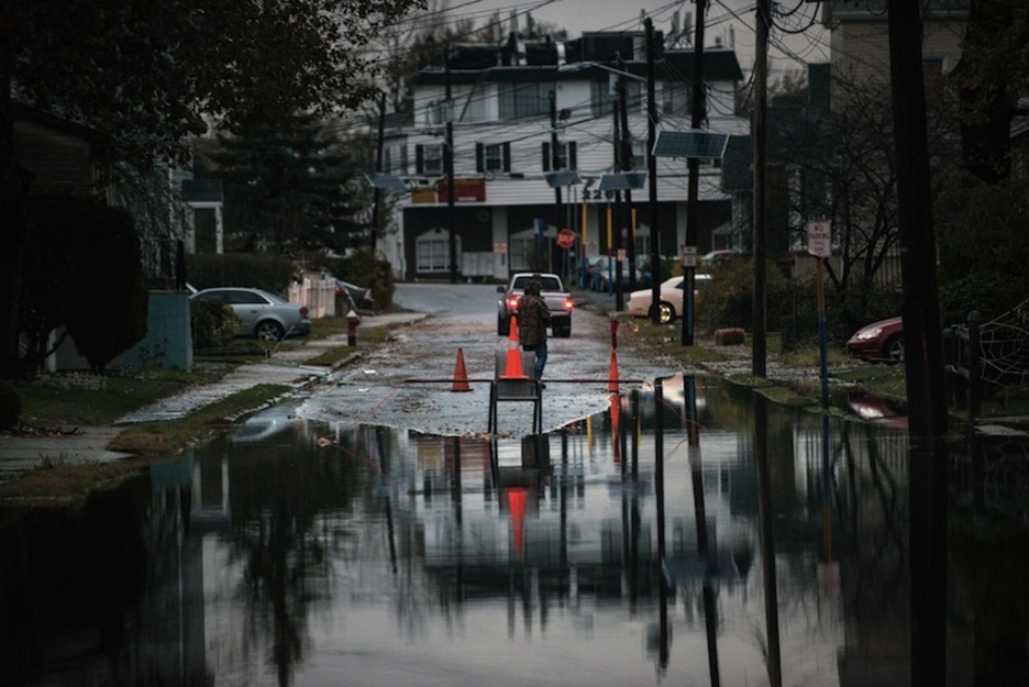 New Jerseyn urak hartutako herri baten irudia. (Brendan SMIALOWSKI/AFP)