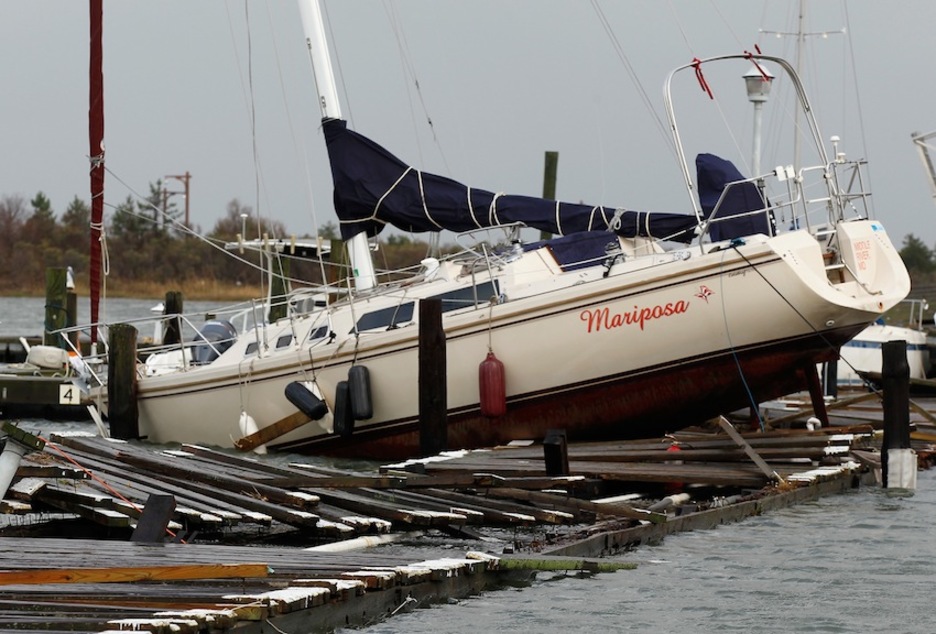 Itsasoan ere eragin handia izan du Sandy urakanak, barkuak euren kokalekuetatik ateraz. (Mike STOBE/AFP)
