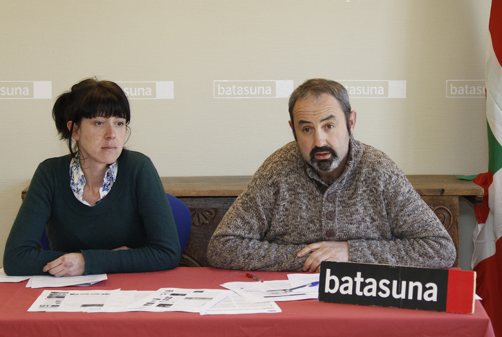 Aurore Martin junto a Jean Francois Lefort en una rueda de prensa de Batasuna ofrecida en marzo de este año. (Bob EDME)