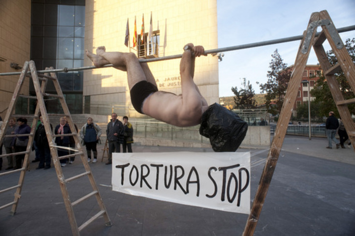 Concentración contra la tortura celebrada frente a la Audiencia de Gipuzkoa, en una imagen de archivo. (Juan Carlos RUIZ/ARGAZKI PRESS)