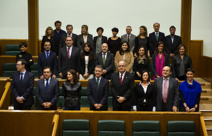 Los parlamentarios del PNV posan en la Cámara tras acreditarse. (Raúl BOGAJO/ARGAZKI PRESS))