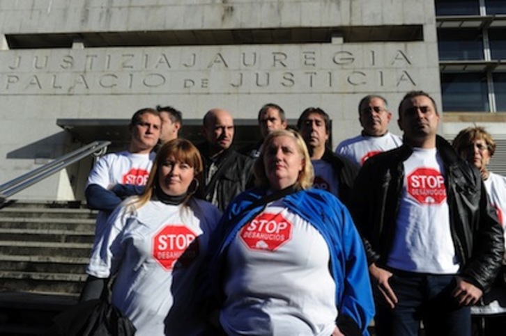 Miembros de Stop Desahucios Bizkaia, esta mañana ante el Juzgado de Getxo. (Luis JAUREGIALTZO/ARGAZKI PRESS)