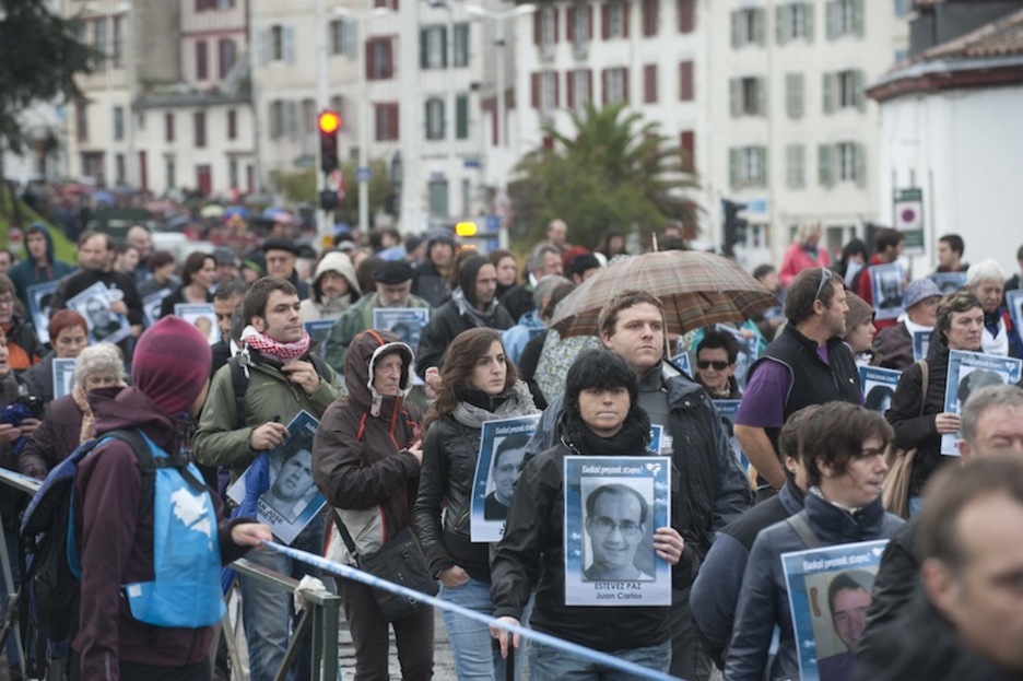 Presoen argazkiak ikusi ahal izan dira Baionako manifestazioan. (Jon URBE/ARGAZKI PRESS)